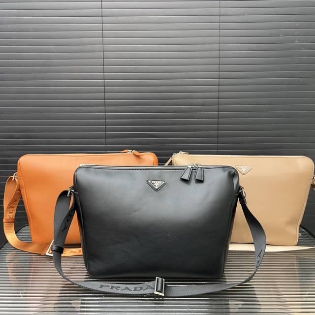 prada 普拉达 珐琅金属三角形徽标可调节肩带 邮差包 单肩斜挎包 经典百搭 实物拍摄 原厂原版面料 配送防尘袋 礼盒 31 X 25 Cm