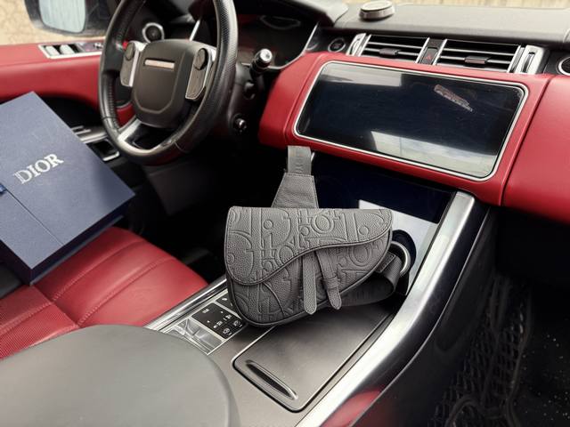 高端货 新款 “ Dior ”迪奥单肩包 Dior迪奥手提斜挎 差包 Dior迪奥 标志性压花图案磁性翻盖开合 小牛皮 马鞍包斜挎胸包 男款 黑色 进口原厂帆布