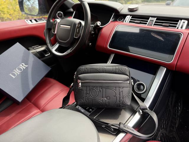 芯片版高端货 新款 “ Dior ”迪奥单肩包 迪奥邮差包 Dior迪奥 Rider 2.0 可调节肩带拉链开合 皮革拼粒面小牛皮 邮差包单肩斜挎包 男款 黑色