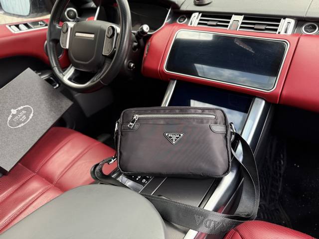 高端货 最新款 “ Prada ”普拉达单肩包普拉达邮差包斜挎包 字母Logo徽标可调节肩带Saffiano皮革邮差包单肩斜挎包 男款 黑色 尼龙和Saffia 高端货 最新款 “ Prada ”普拉达单肩包普拉达邮差包斜挎包 字母Logo徽标可调节肩带Saffiano皮革邮差包单肩斜挎包 男款 黑色 尼龙和Saffia