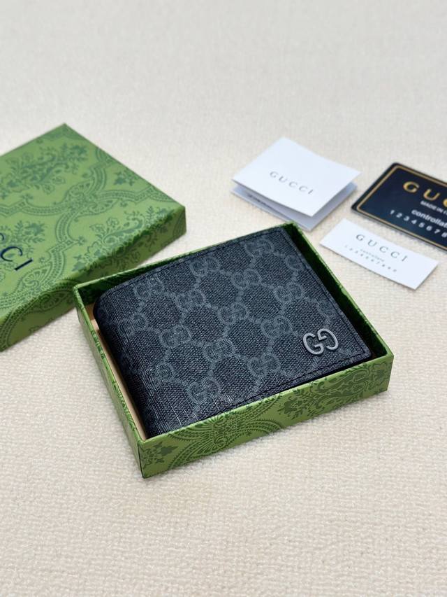 颜色 灰尺寸 11X9丝印图案短夹系列，采用Gg高级人造革精制而成，材料可分解，时尚之选