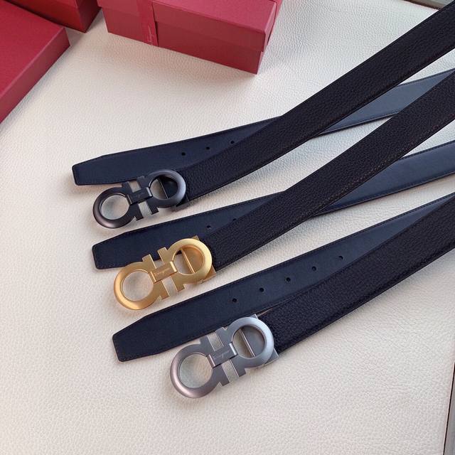 ferragamo菲拉 意大利 男士腰带3.5Cm头层牛皮 配有钯金属Gancio扣饰，是打造现代精致造型的理想之选。该皮带可调节，且能根据需要剪裁，达到修身效