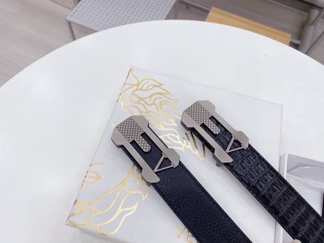 路易威登为全球最大的高级时尚控股公司以传统手工设计和款式新颖誉满全球 此款采用纯牛皮名师制作 双面可用 随心驾驭[奸笑] 附带原版包装 宽度3.4厘米