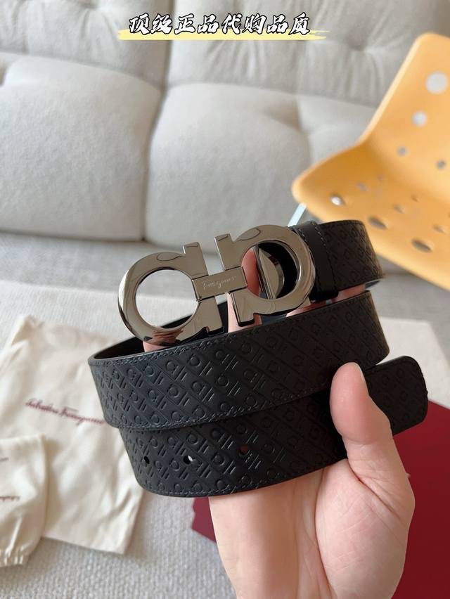 广州工厂P直发 菲拉F家，新款Ferragamo皮带优雅奢美，中央点缀经典扣饰，散发都市魅力。这款双面皮带以牛皮打造，呈现不同纹理，一面为光滑牛皮，另一面饰有F