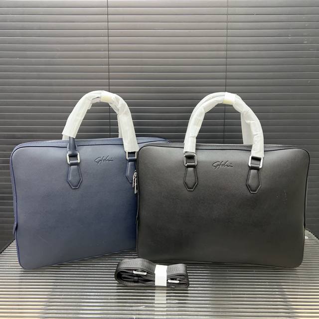 原创男包公文包 手提包 电脑包 采用精湛镶嵌细工 经典百搭 实物拍摄 原厂原版面料 配送防尘袋 28 X 38 Cm。