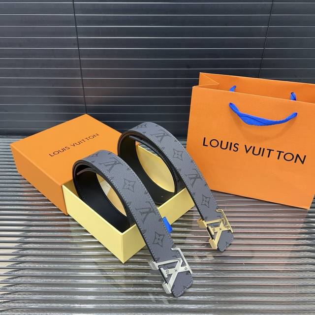 louisvuitton 路易威登 钢扣 原单牛皮腰带 男士经典款皮带 时装搭配必备款 优质扣头 采用原厂牛皮带身 机械打孔 高品质全套包装 礼盒 礼袋 小票