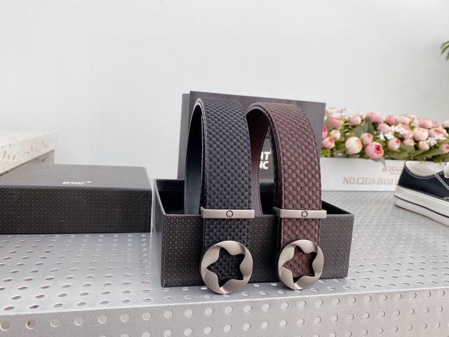 万宝龙大班精选Sfumato系列皮具采用天然全粒 面晕染皮革，质感细腻柔软、舒适优雅。独特 的鞣制及加工工艺不但令精选系列晕染皮具的 色彩更为鲜亮动人，更保留高