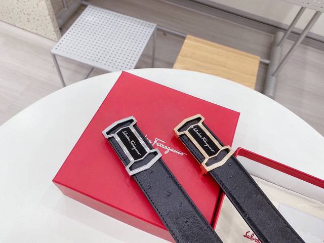 菲拉格慕 针扣通用大爆款 宽度：3.8厘米 专柜臻至精品 双色正品美到不敢直视 纹路清晰 手感细腻 软硬耐用 简约而不简单 双面可用 众多大咖明星追捧的一款 上