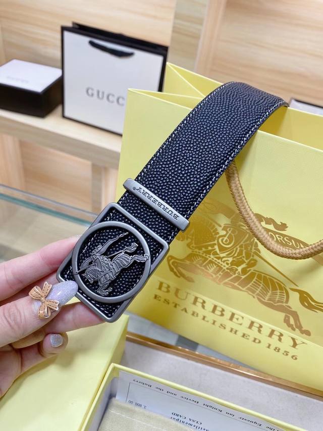 巴宝莉””亦为全球最大的高级时尚控股公司以传统手工设计和款式新颖誉满全球 随意搭配 展现不同风格随心驾驭[奸笑]宽度3.8厘米 附带原版包装