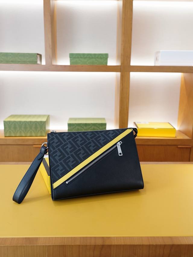 fendi 芬迪 官网同步 高版本 手拿包 全球轰抢单品 原单牛皮制作 质感超好 日常出门经典百搭 一眼万年的款式 非市面普通货 贸易公司订单货 配礼品盒包装等