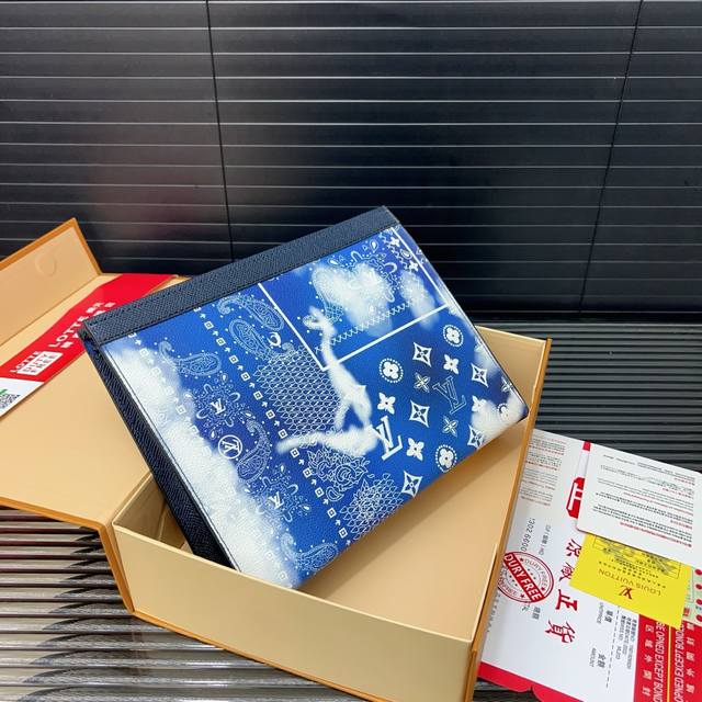 louisvuitton 路易威登 Pochette Voyage 手袋男士手拿包 洗漱包 实物拍摄 原厂原版面料 配送 礼盒 27 X 21 Cm。