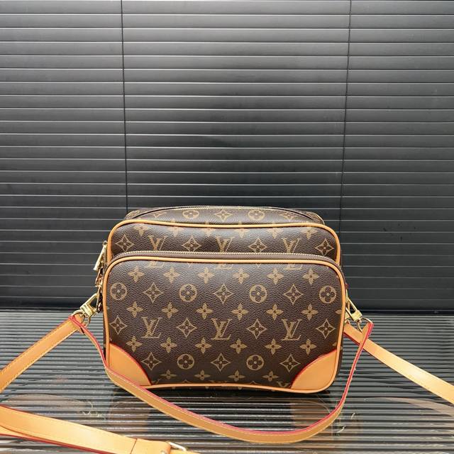 louisvuitton 路易威登 中古印花邮差包 单肩斜挎包 男女通用 经典百搭 实物拍摄 原厂原版面料 配送防尘袋 27 X 20 Cm。 louisvuitton 路易威登 中古印花邮差包 单肩斜挎包 男女通用 经典百搭 实物拍摄 原厂原版面料 配送防尘袋 27 X 20 Cm。