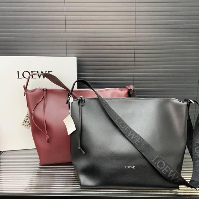 loewe 罗意威 大号 Cubi头层牛皮单肩斜挎包 电脑包 刺绣肩带 经典百搭 实物拍摄 原厂原版面料 配送折叠礼盒 33 X 29Cm。
