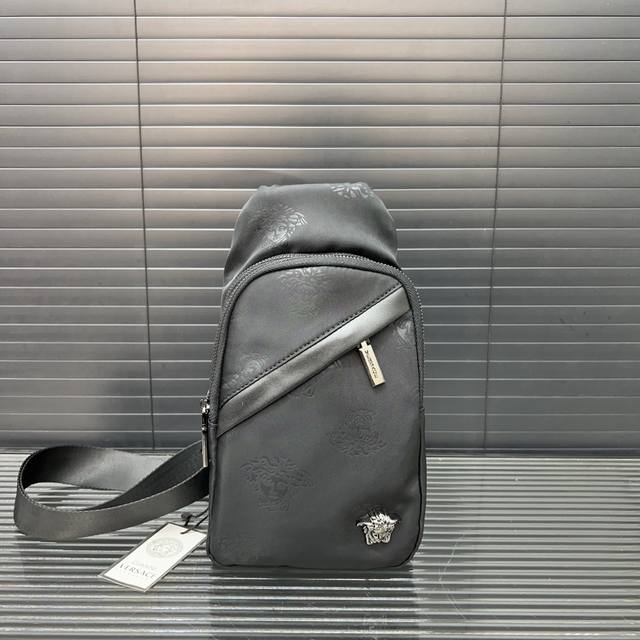 versace 范思哲 帆布印花胸包 尼龙布斜挎单肩包 日常出行必备 采用原版面料 实物拍摄 配送防尘布袋 28 X 16 Cm。
