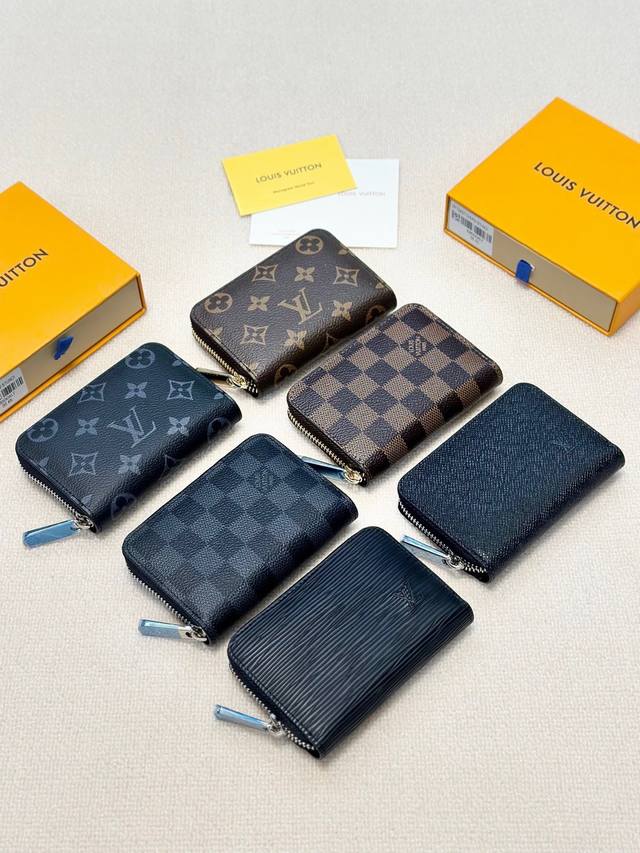 颜色 老花 黑格 咖格 白格 水波纹 十字纹尺寸 11X8这款拉链零钱包为都市人提供了最理想的选择 包身精巧紧凑 可以用来装零钱 信用卡和折叠起来的纸币 小巧玲