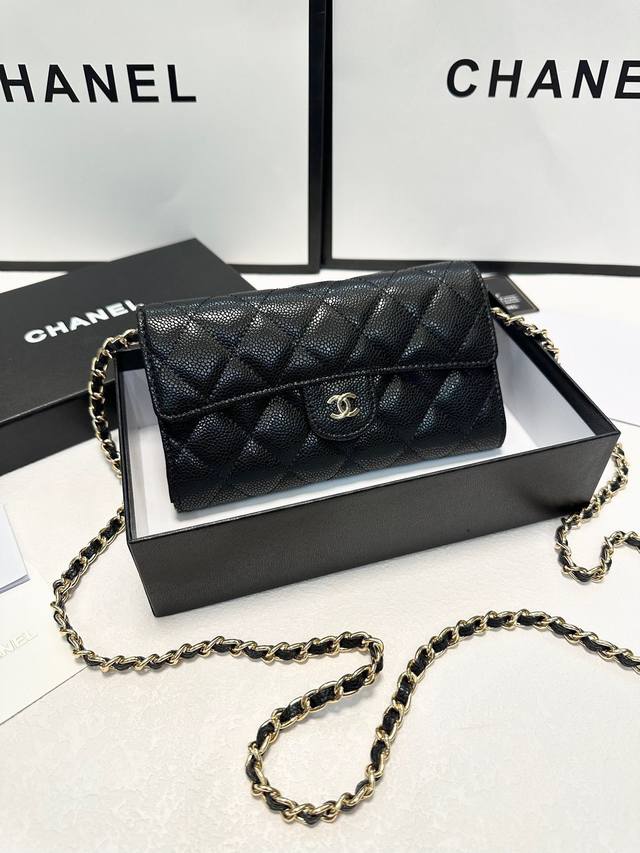 颜色 黑尺寸 19X10实拍Chanel香奈儿永恒的经典， 新款配置金色五金 ， 内置卡位，一个金属拉链袋，多个隔层，时尚又大方