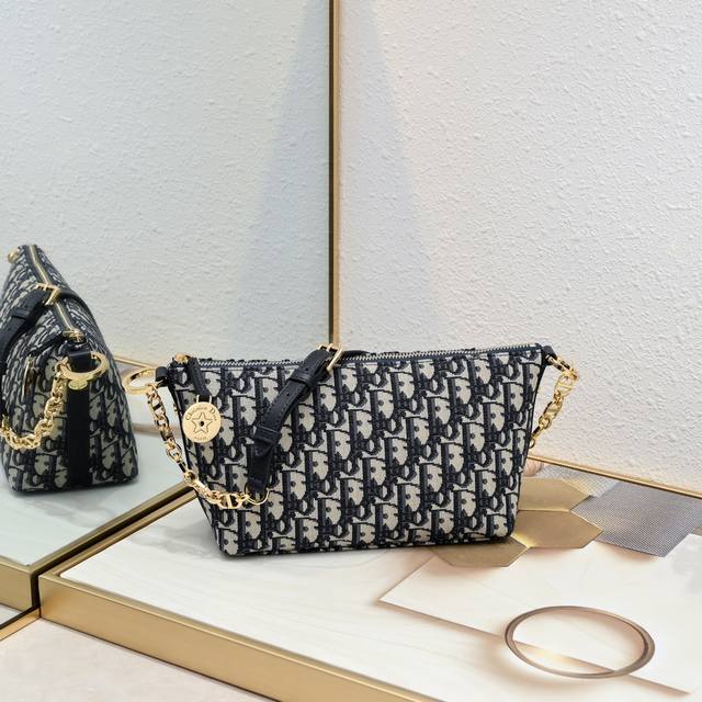 这款 Diorstar Hobo 链条手袋是二零二四春夏成衣系列新品,造型时尚,设计实用。廓形柔软,采用黑色褶皱牛皮革精心制作,饰以超大藤格纹,带有宽敞的隔层。 这款 Diorstar Hobo 链条手袋是二零二四春夏成衣系列新品,造型时尚,设计实用。廓形柔软,采用黑色褶皱牛皮革精心制作,饰以超大藤格纹,带有宽敞的隔层。