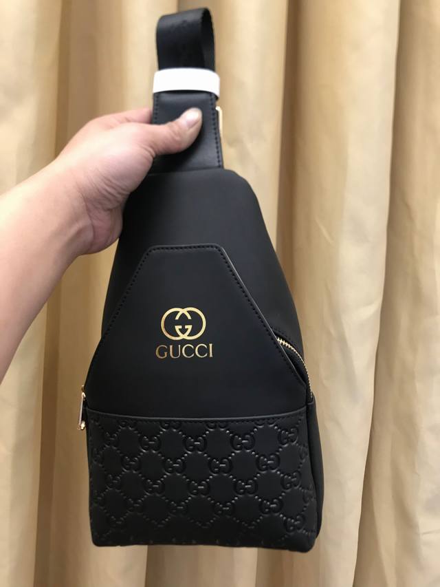 g家胸包前后全皮 年最新款胸包，采用专柜面料配头层牛皮、手感非常柔软、高品质五金，特别有档次，设计简单，帅气、耐看、喜欢的赶紧下单吧！30 18 8，颜色: 黑