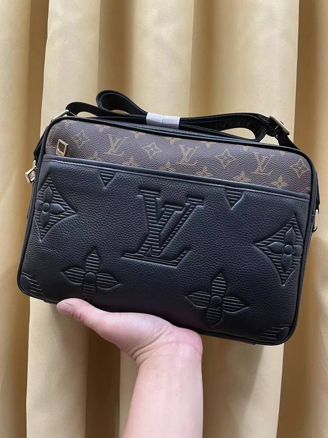 年春季火爆 斜挎包意大利进口牛皮顶级货，精钢五金均有品牌Logo,看皮的光泽度，看油边，看走线，市场最高品质，没有之一，识货首选。尺寸：32*22*7颜色：老花