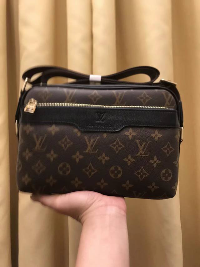 v家新品，采用V家专用经典面料，永不过时。正面Logo压唛设计，简单时尚，不要五金的男神们看过来！内有一个插袋、一个拉链格、后幅也有一个拉链格。尺寸：27*19