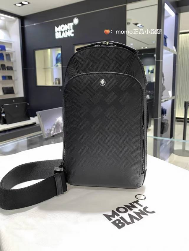 原单高品质，万宝龙男仕休闲胸包爆款 专柜同步，原版进囗头层牛皮，高端G麦！ 意大利原版牛皮搭配.欢迎对比高雅的造型，秉承严谨考究的工艺，精美耐用 男人用的包，品