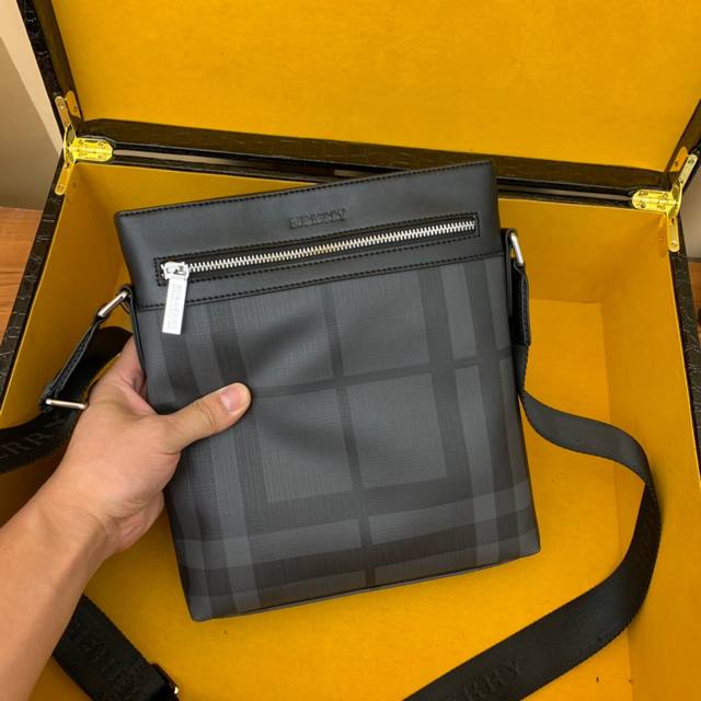批 巴宝莉 型号33093黑色 Burberry独家新款 斜挎包 尺寸 24X27X6Cm 高端品质 原单正品 独特的品质时尚的设计精致的手工构制潮男必备专柜货