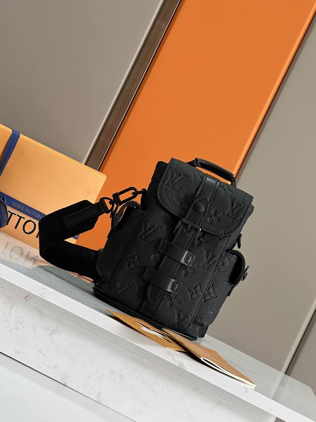 顶级原单原版开发,全钢五金本款 Nano Christopher 手袋巧妙浓缩路易威登经典 Christopher 双肩包的精髓,考究再现侧袋、弹簧扣开合和搭扣 顶级原单原版开发,全钢五金本款 Nano Christopher 手袋巧妙浓缩路易威登经典 Christopher 双肩包的精髓,考究再现侧袋、弹簧扣开合和搭扣