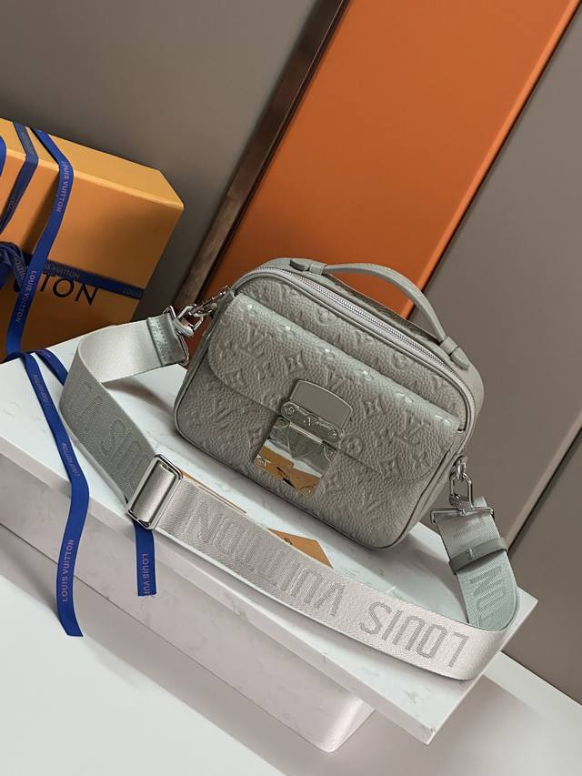 顶级原单M23152 本款 S Lock 邮差包由柔软 Taurillon 皮革制成，选用优雅的黑色色调，点缀品牌传统的 Monogram 压纹图案。磁吸锁扣以