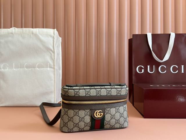 ophidia系列标志性双G设计和条纹织带元素为2025早春系列注入新意，呈献全新尺寸与款式，焕新演绎手柄和肩带等多样设计。这款米色和深棕色超迷你手袋可手提可肩