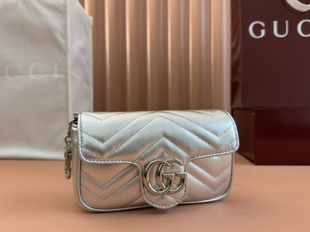 原厂皮配置专柜全套包装 Gg Marmont系列超迷你手袋 这款Gg Marmont系列超迷你手袋甄选绗缝V型皮革匠心制作，并以精致浅粉色调唯美呈现，为2025