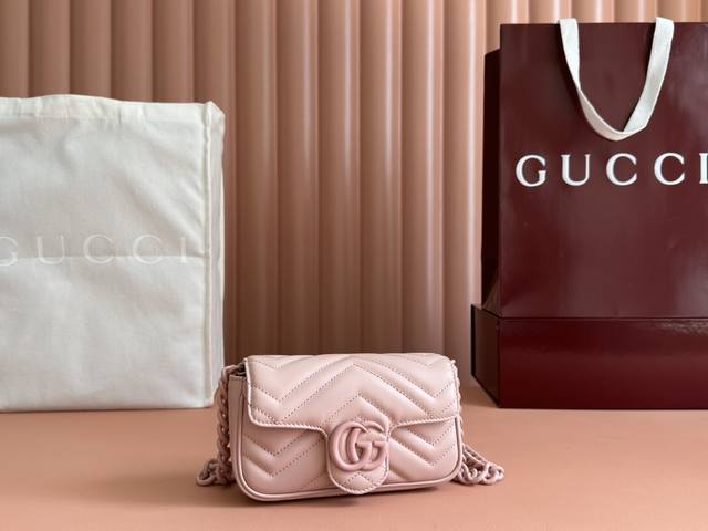 原厂皮配 Cdfmall三亚免税店手提袋 Gg Marmont链条马卡龙系列黑色迷你手袋，配有钥匙扣，可以用于将此袋绑缚在另外更大的手袋上。采用颇具结构化的柔软