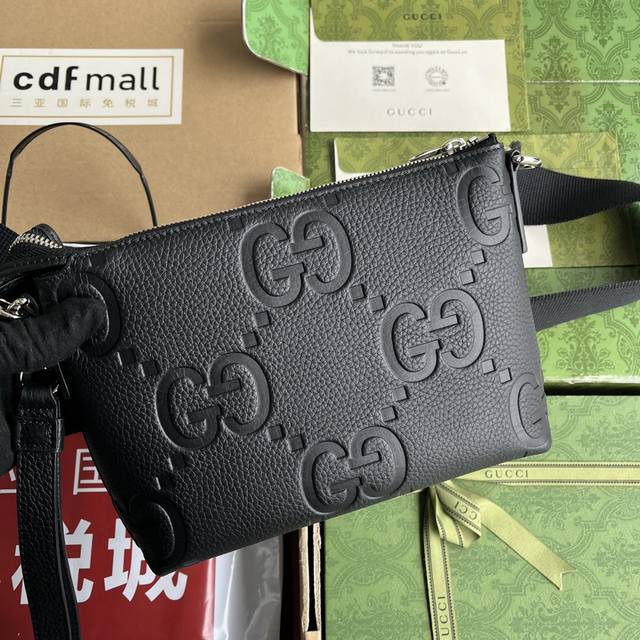 超级双G小号邮差包。Gucci将历史传承、创造力和创新精神转化为丰富多彩的品牌系列。从主打单品到个性配饰，从日常穿搭到特殊场合服饰，品牌钟爱的各式图案为全新皮具