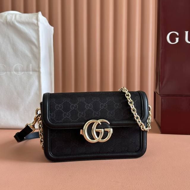 gucci Go系列专为运动而生。这款肩背包以精致而轻盈的Gg Monogram蓝牛仔匠心打造，配以雅致的链带，为2025春夏系列再添亮眼力作。其包内格局也非常