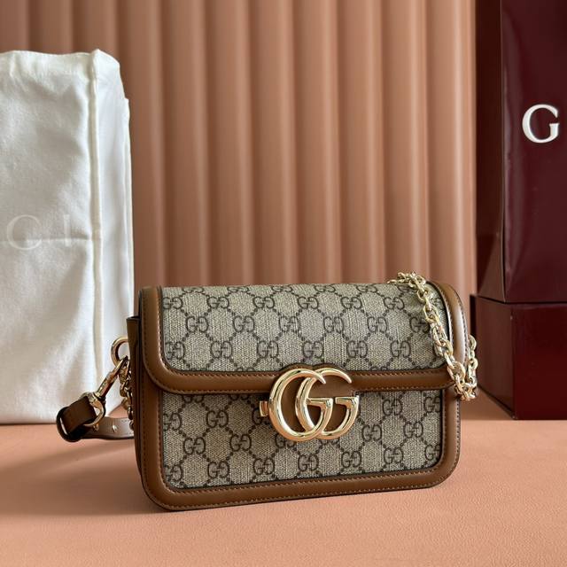 gucci Go系列专为运动而生。这款肩背包以精致而轻盈的Gg Monogram蓝牛仔匠心打造，配以雅致的链带，为2025春夏系列再添亮眼力作。其包内格局也非常