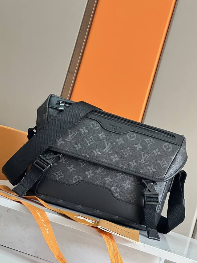 顶级原单 Messenger Voyager 邮差手袋 。M12517黑花 受复古书包的启发，Messenger Voyager Pm Jm包由Monogram