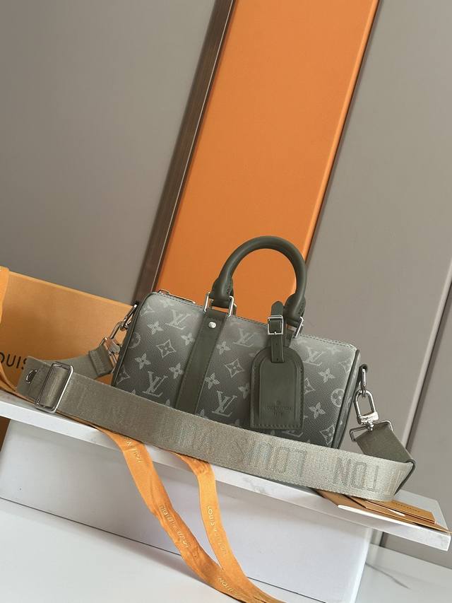 顶级原单 M11591 本款Keepal Bandouliere Ks手袋取材Monogram Gradient 涂层帆布，巧妙描摹全帽Monogram图案逐渐