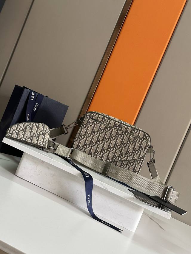 这款马鞍三件套手袋采用卡其色 Oblique 印花面料精心制作，醒目百搭。三合一款式，设有一个主拉链隔层，包含正面的马鞍手拿包和 Nano 马鞍手拿包，两者均可