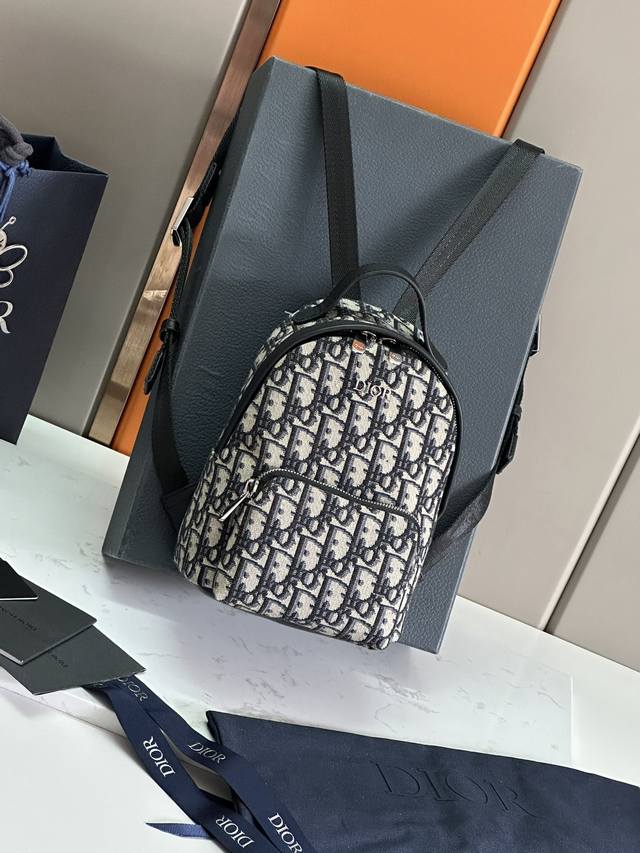 儿童迷你 实拍图这款 Rider 双肩背包采用米色和蓝色 Oblique 印花面料精心制作，从 Dior 男士衣橱汲取灵感，打造实用的廓形。拉链主隔层和正面口袋