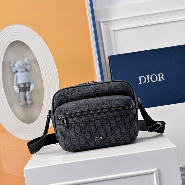 配全套折叠礼盒 这款马鞍手拿包附有肩带,是二零二三春季男装系列推出的新款单品,采用时尚的设计,彰显精致的优雅气质,为经典的马鞍系列提升格调。采用提花面料精心制作 配全套折叠礼盒 这款马鞍手拿包附有肩带,是二零二三春季男装系列推出的新款单品,采用时尚的设计,彰显精致的优雅气质,为经典的马鞍系列提升格调。采用提花面料精心制作