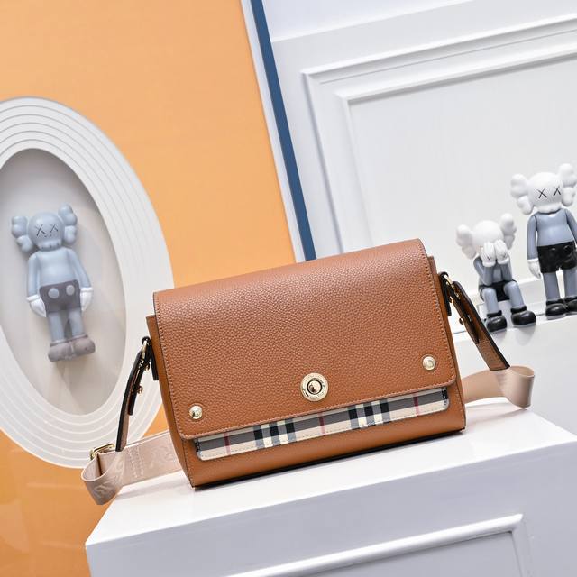 burberry 巴宝莉单肩包 豆腐包 时尚圈必备品Get起来 新款巴宝莉从不担心销量 气质摆在那里 做好品质！香港购入打版，务必做到最好，原版五金 尺寸 25