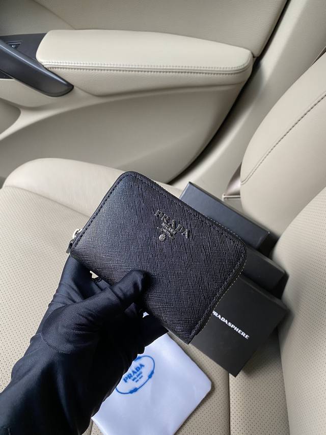 配盒子 Prada爆款真皮卡包 专柜最新款式,官网同步,正品开发,型号2Mc553 #颜色:黑色 如图 内码224代工码 十字纹牛皮质感极好,进口螺纹里布 精湛 配盒子 Prada爆款真皮卡包 专柜最新款式,官网同步,正品开发,型号2Mc553 #颜色:黑色 如图 内码224代工码 十字纹牛皮质感极好,进口螺纹里布 精湛