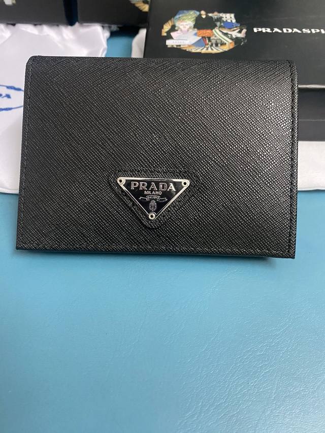 p家同色大字母系列女士短夹，型号1Mv204，正品开发，原单品质，进口十字纹牛皮制作，尺寸11.2×9.5Cm，夏日出门短夹放小包里刚刚好，实物拍摄，所见即所得