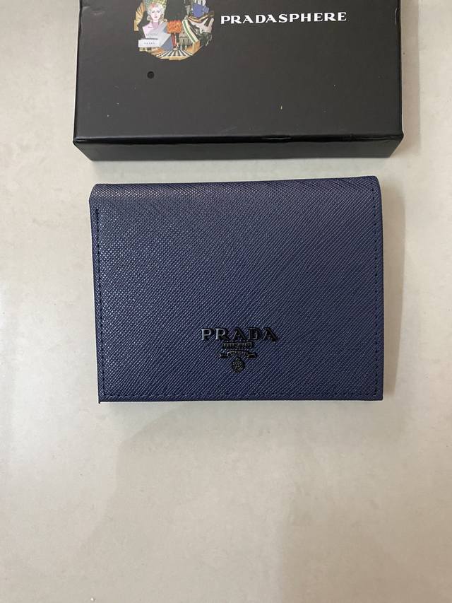 p家蓝色字母系列女士短夹，型号1Mv204，正品开发，原单品质，进口十字纹牛皮制作，，尺寸11.2×9.5Cm，夏日出门短夹放小包里刚刚好，实物拍摄，所见即所得