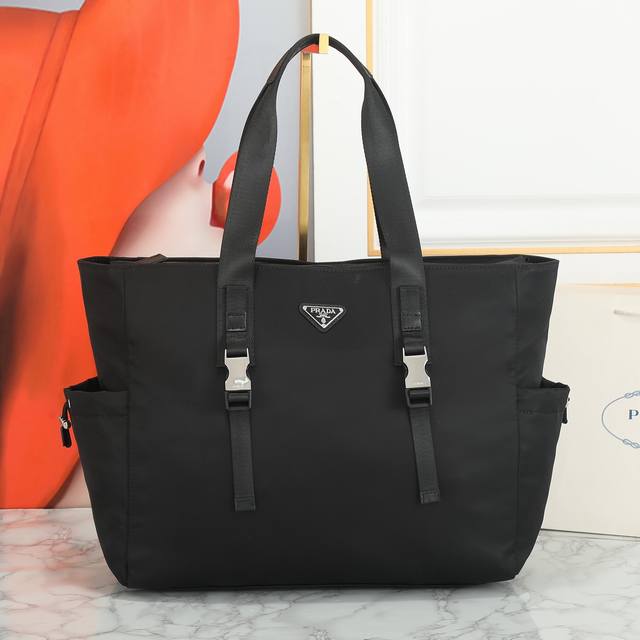 新款独家首发新款购物袋，又来一款爆款运动风型包，原单货采用进口尼龙面料，顶级五金，尼龙双手提和十字纹牛皮饰边，侧边两个实用抽绳内袋，一个背面拉链袋，又插在拉杆箱