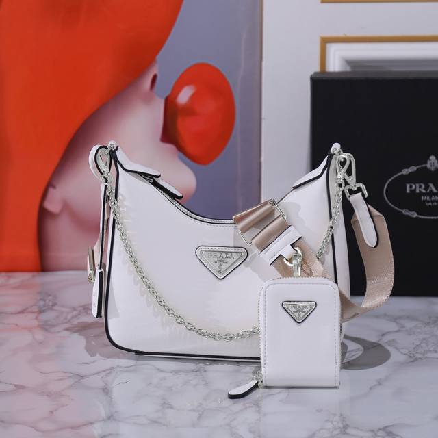 回货银色五金三合一新款1Bh204全皮 银色五金，Nylon Hobo手拎 腋下包网红姐妹团疯狂种草而风靡时尚圈的全皮Hobo 出了新款！这款全皮Hobo包设计