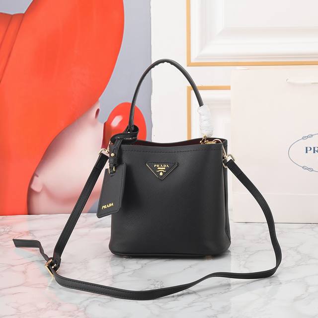 回货小号98919 Prad*A Double Bucket 水桶包 普L达 20Fw 专柜美腻新品 原版手掌纹牛皮超洋气咯 最新款可是俘获了不少少女的芳心 同