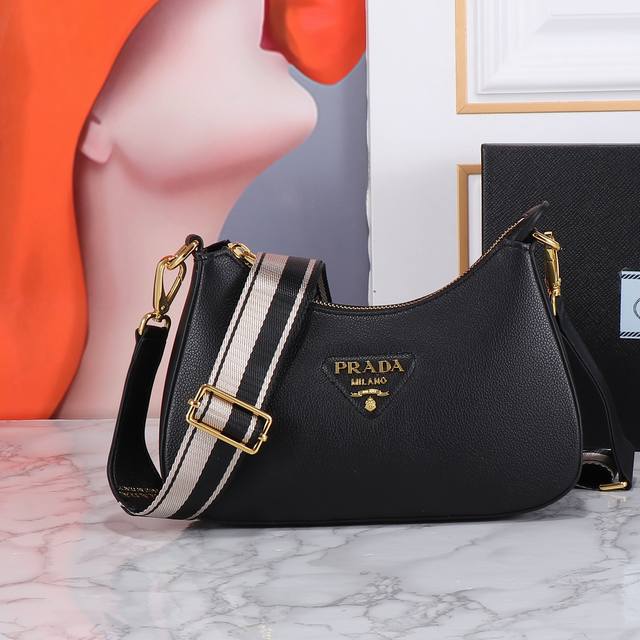 回货1Bh193 这款采用进口鹿皮纹牛皮，配有可交换可调节长肩带设计。织物织带和牛皮搭配，太完美，不同场合不同衣着的全能混合搭配，容量空间大，手感超柔软赶紧入手