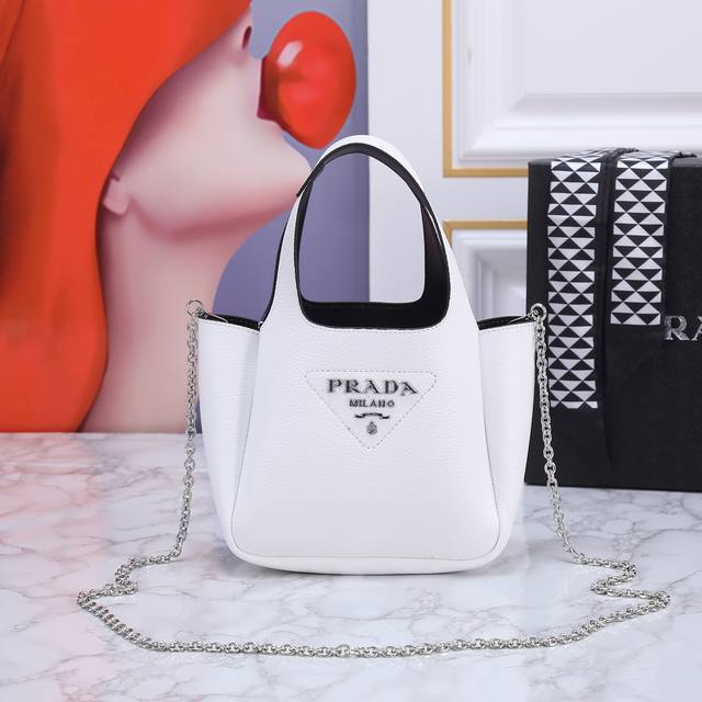 回货配丝巾，配链条，Prada洋气单品 菜篮子包 这个系列将是Prada接下来一整季的主打款式。Prada 手袋的曲线型设计分外醒目，当手包很优雅，时尚百搭！打