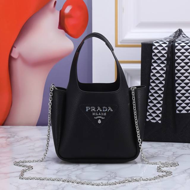 回货配丝巾，配链条，Prada洋气单品 菜篮子包 这个系列将是Prada接下来一整季的主打款式。Prada 手袋的曲线型设计分外醒目，当手包很优雅，时尚百搭！打