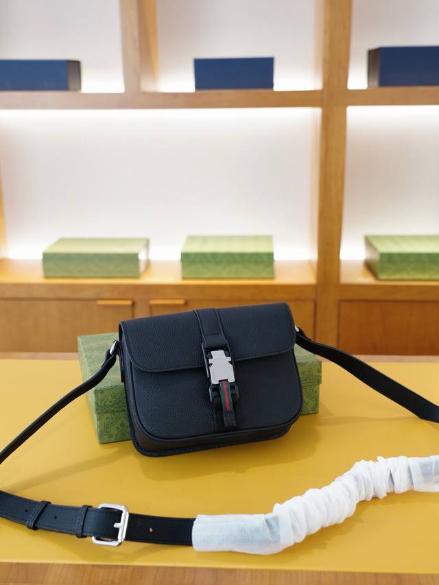 gucci 古驰 官网同步 高版本 斜挎单肩背包 永恒不过时的标志性产品 纯原单小牛皮 顶级五金制作 非市面普通版本 贸易公司订单货 全部实拍 实用性非常高 完